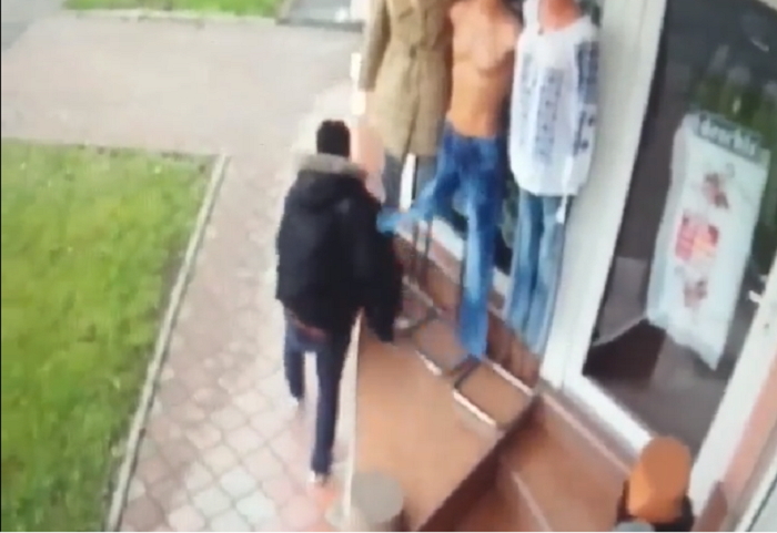 Tânărul din Carei a furat haine dintr-un magazin. A fost lăsat fără ele