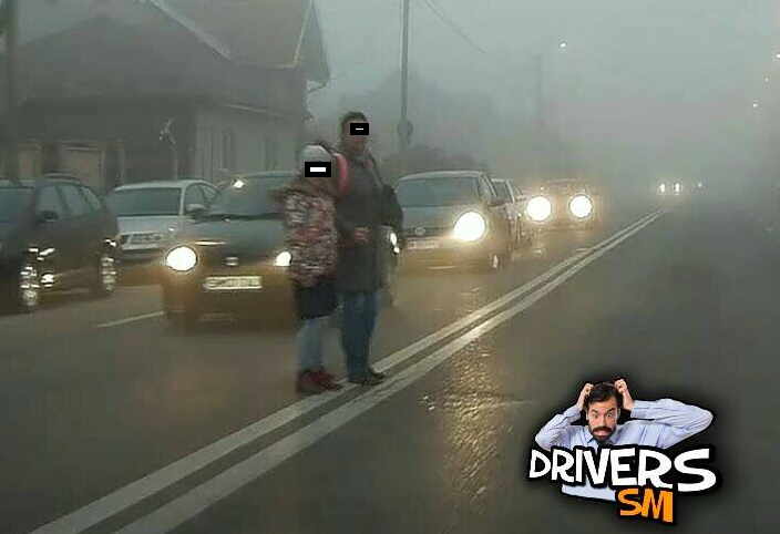 FOTO. INCONȘTIENȚĂ de părinte! Cu copilul în plin trafic, pe o ceață densă în Satu Mare