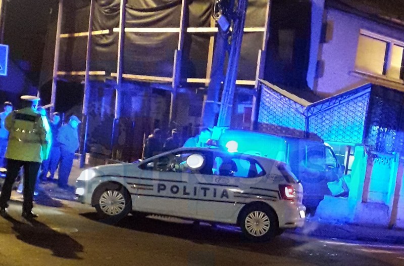 FOTO. Accident în Satu Mare. A intrat cu duba în plin în terasa unui bar