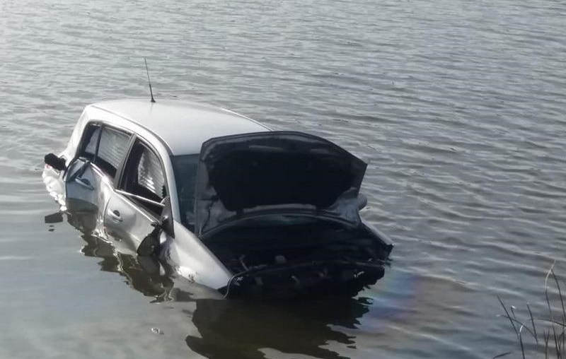 FOTO. Două puștoaice au ajuns cu mașina într-un lac