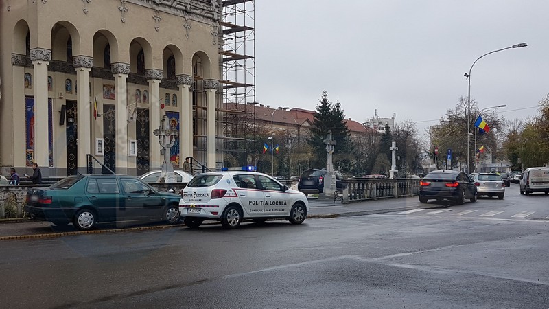 FOTOGALERIE. De frica Poliției Locale, credincioșii parchează în curtea Catedralei Ortodoxe