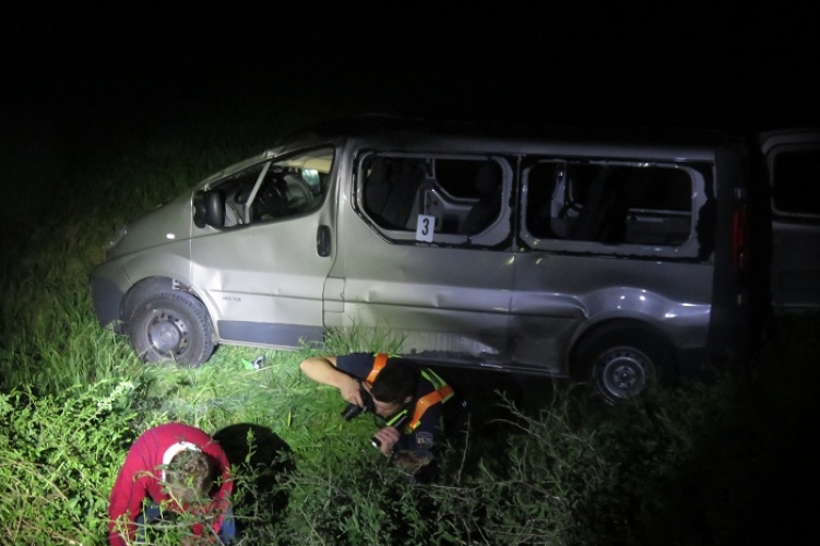 Accident grav! Un microbuz, cu șase sătmăreni la bord, s-a răsturnat. Mai multe victime