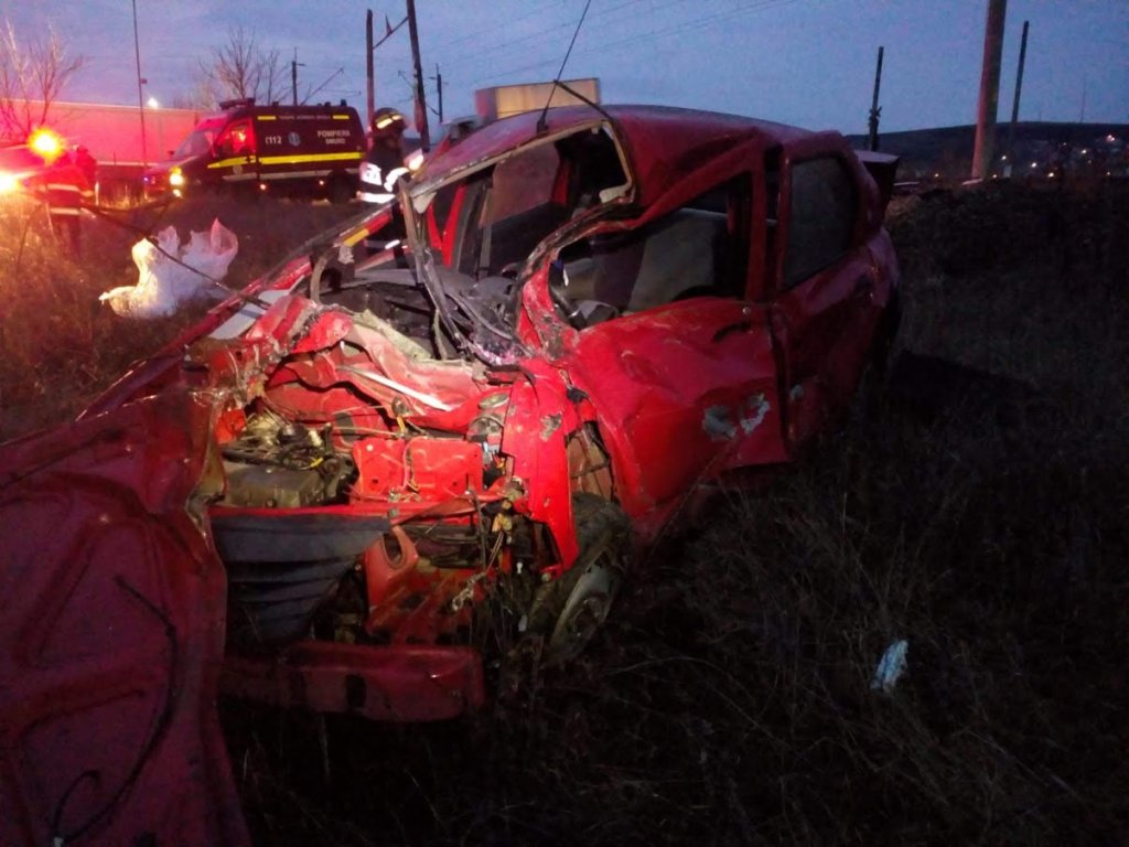 FOTO. Accident mortal. Mașină lovită în plin de o locomotivă