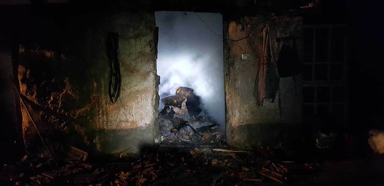 FOTO. Doi cai morți într-un incendiu. Totul a pornit de la o țigară