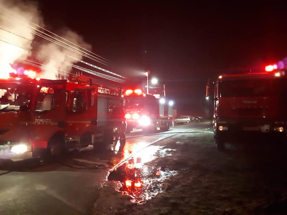 FOTO/VIDEO. Pompierii au sărbătorit Centenarul la datorie. Mai multe anexe, cuprinse de flăcări