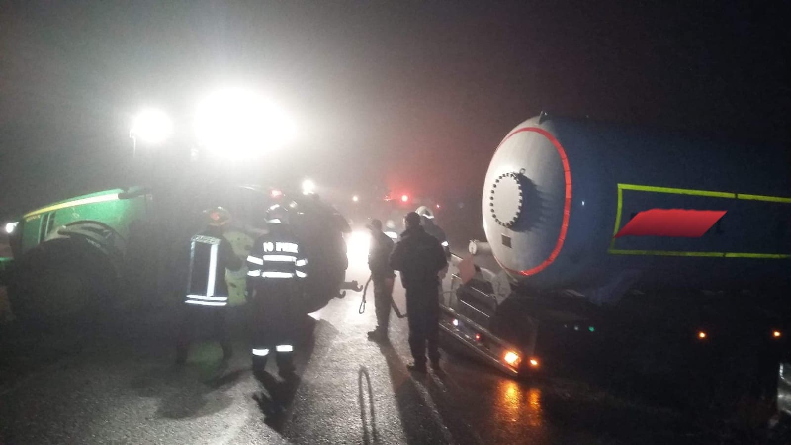 FOTO/VIDEO. TIR cu mii de litri de butan a derapat lângă municipiul Satu Mare