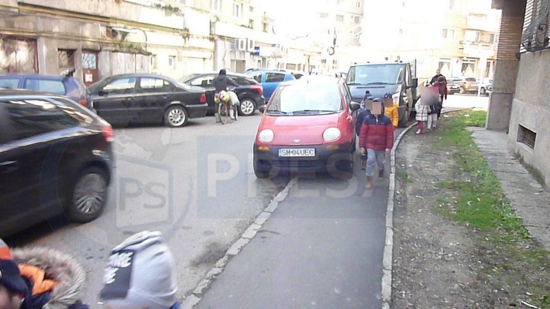 FOTO/VIDEO. În centrul Sătmarului: mașini pe trotuar, copii prin noroi!