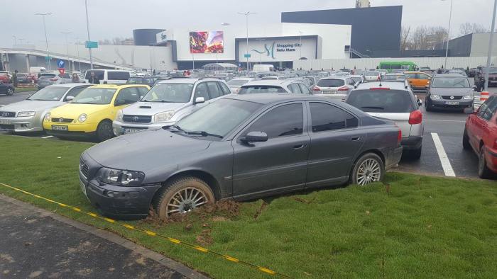 FOTO. ”Parcare” de ”stranier” la mall-ul NEPI. Mașină blocată în gazon și noroi