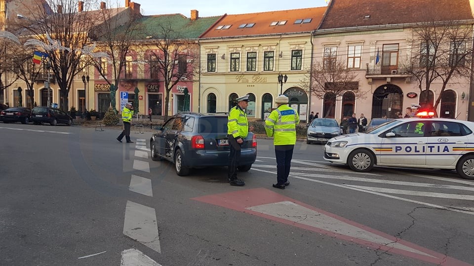 FOTO/VIDEO. Impact între două mașini în centrul municipiului Satu Mare