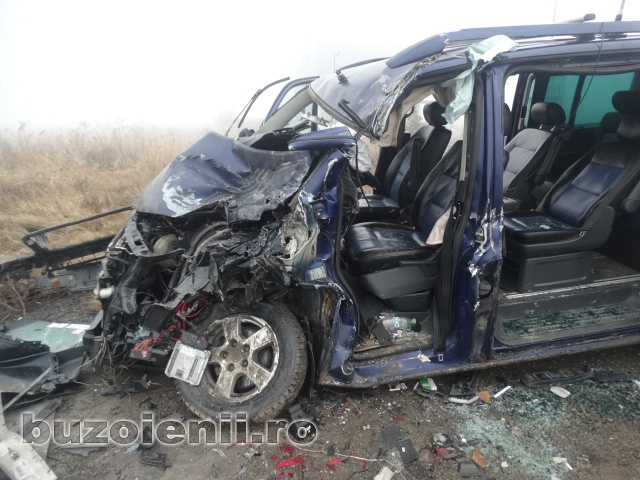 FOTO. Au intrat cu mașina sub un TIR din Satu Mare. Trei persoane au ajuns la spital