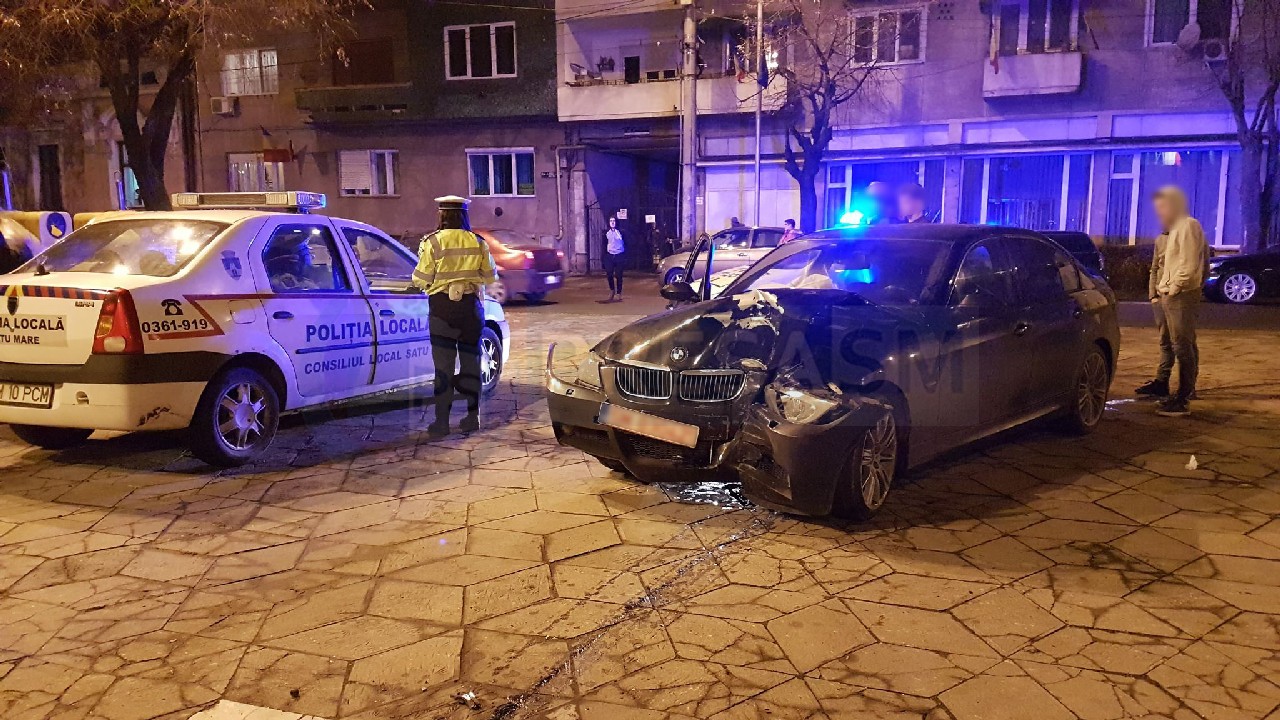 FOTOGALERIE. BMW în stâlp, în centrul Sătmarului, lângă Muzeul Județean!