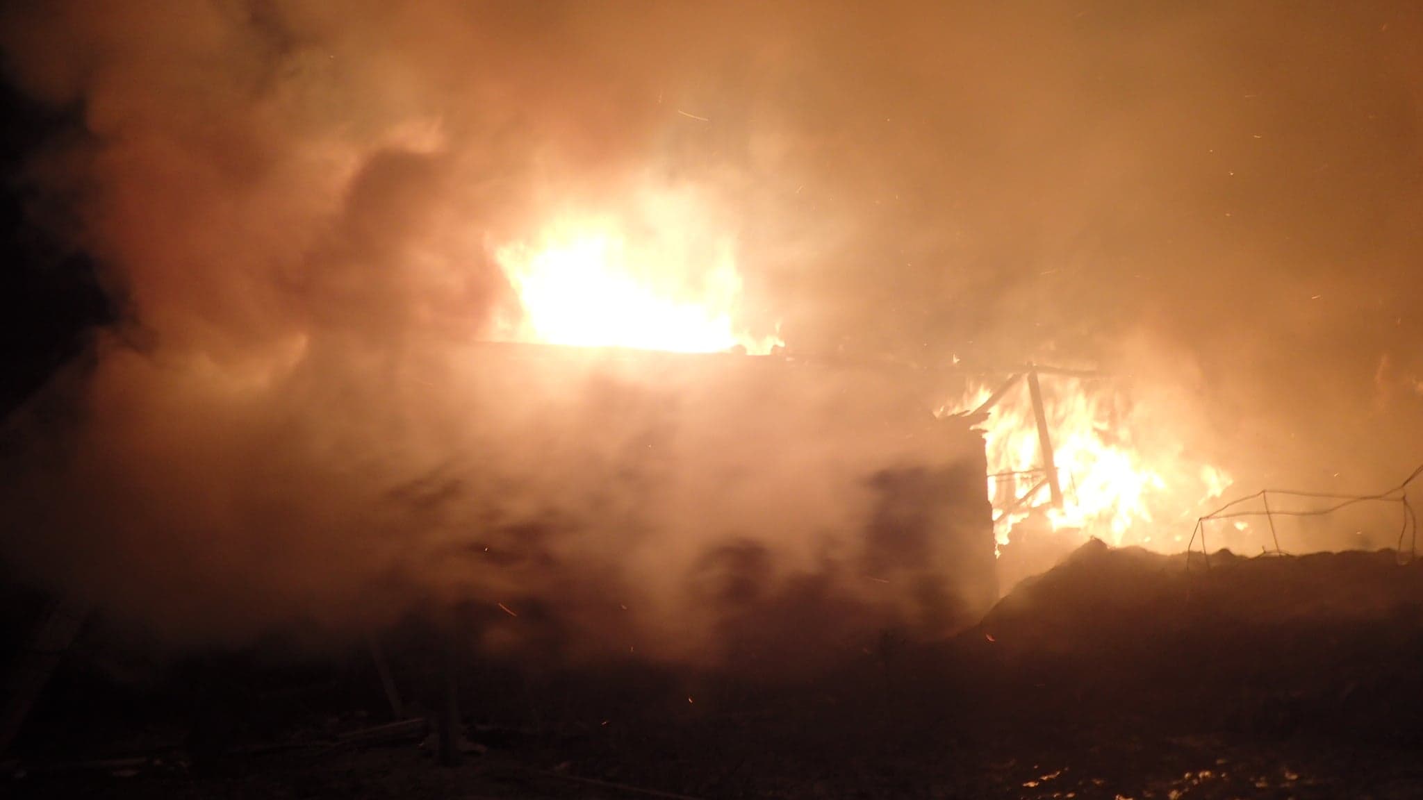 FOTO. INTERVENȚIE DIFICILĂ. Incendiu violent la Livada. Materiale combustibile, cuprinse de flăcări