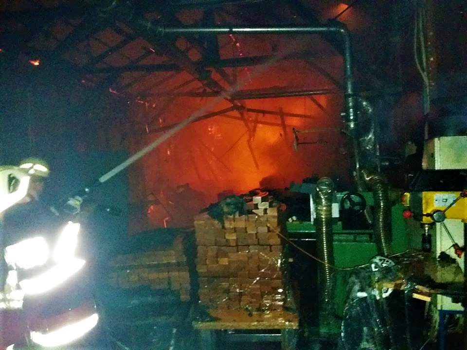 FOTO. Incendiu în municipiul Satu Mare. A ars o hală de producție. Zeci de pompieri au intervenit