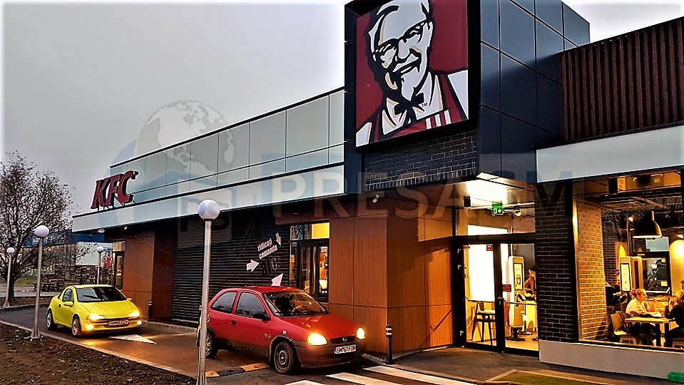 FOTO/VIDEO. S-a deschis KFC-ul de pe Drumul Careiului. Clienții nu s-au lăsat așteptați