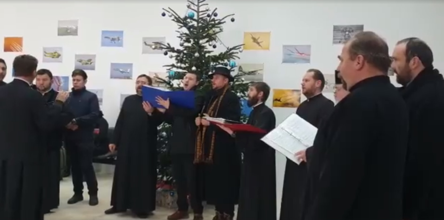 VIDEO. Surpriză pe Aeroportul Satu Mare pentru pasagerii WizzAir. Gest din suflet pentru cei care nu petrec acasă Crăciunul