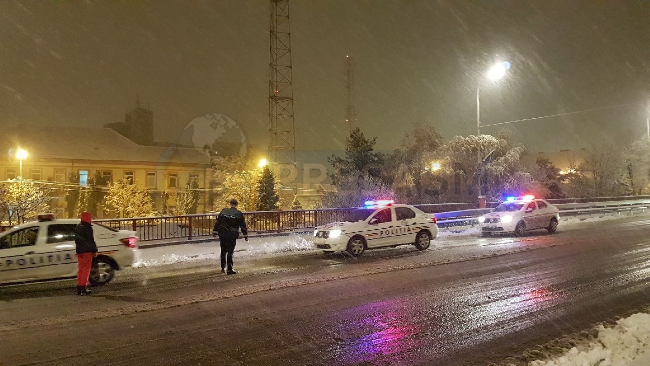 FOTO. Incident pe Podul Golescu. Femeie ridicată de Poliție, înainte de un gest necugetat