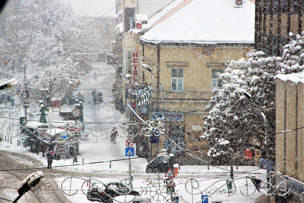 Atenție, pietoni și șoferi! Zăpada de pe clădiri și copaci cade pe trotuare și șosele