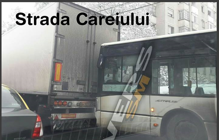 FOTO. Accident pe Drumul Careiului. Un autobuz a intrat într-un TIR