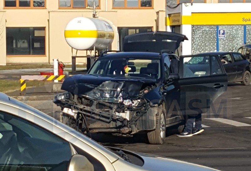 FOTOGALERIE. Accident pe Drumul Careiului. Un BMW a intrat într-o autoutilitară