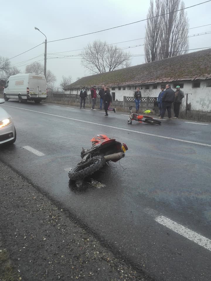 FOTOGALERIE. Accident grav. Motocicletă ruptă în bucăți. Victima era beată