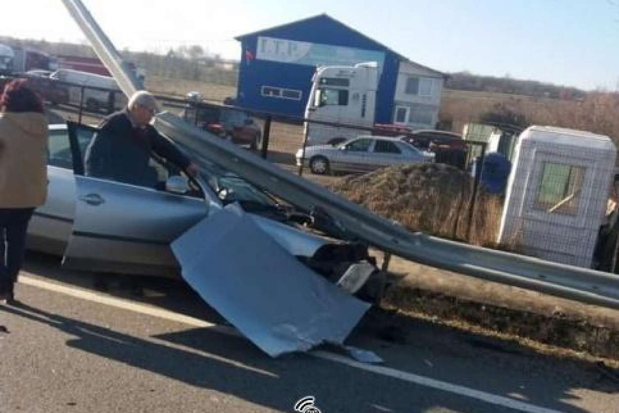 FOTO. Impact violent. Un șofer din Satu Mare s-a izbit cu mașina de parapet și l-a smuls din beton