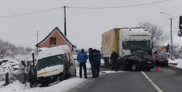 FOTOGALERIE. Accident mortal. Un sătmărean a decedat. Impact între o mașină, un TIR și o autoutilitară