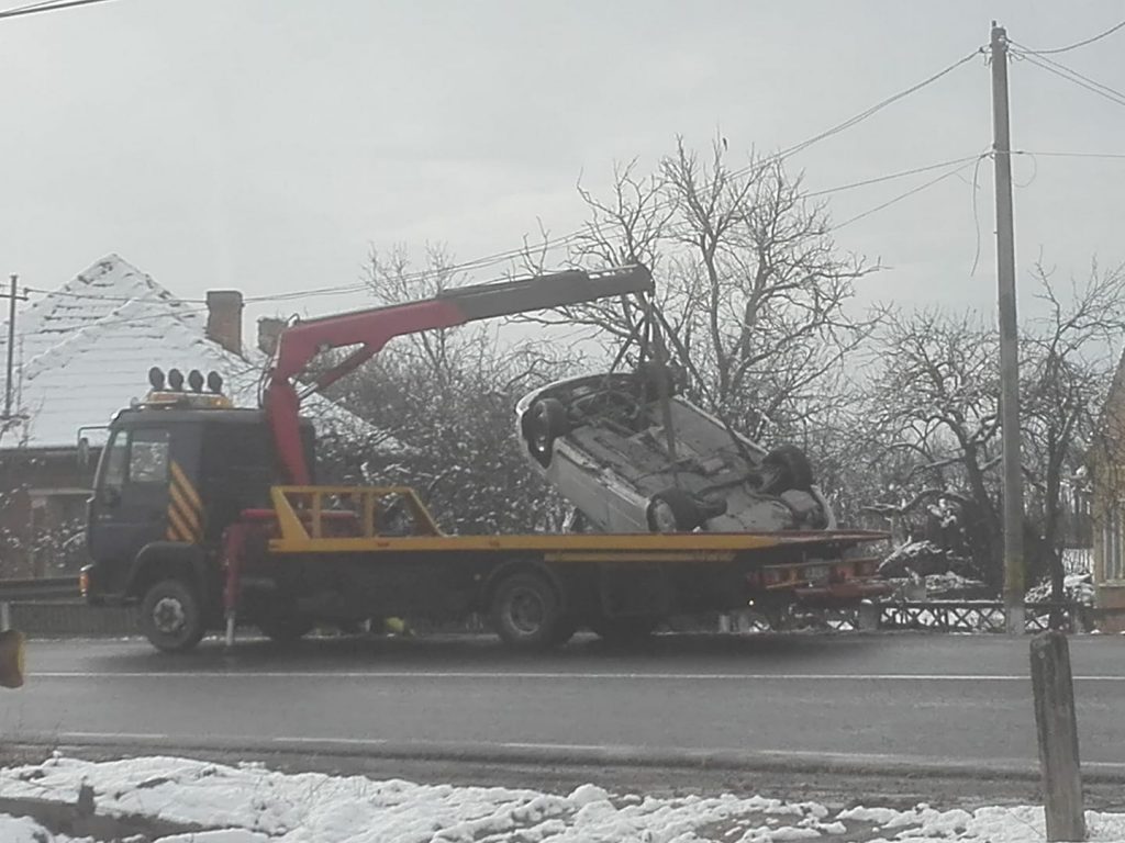 FOTOGALERIE. Accident în Supur. Un șofer s-a răsturnat cu mașina în șanț!