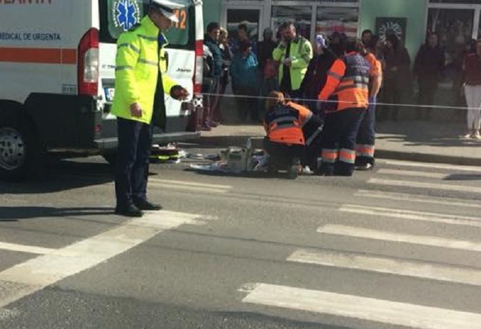 Femeie lovită pe trecerea de pietoni de o mașină! Luată de urgență de o ambulanță