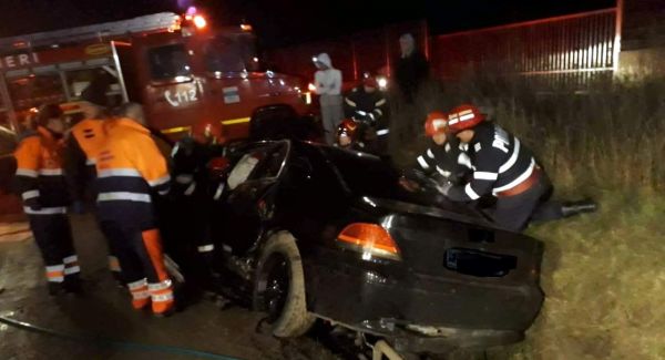 FOTO. Accident mortal pe DN 1F. Doi tineri au intrat cu mașina într-un cap de pod