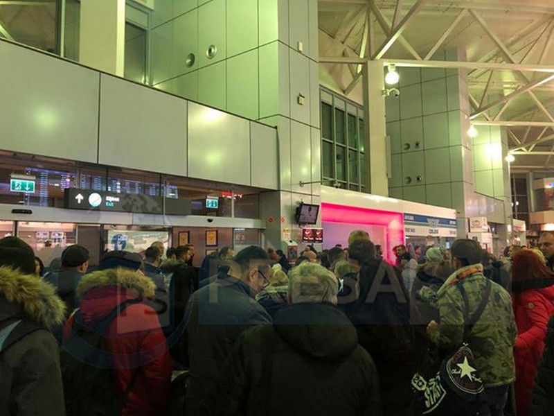 FOTO. Sătmăreni, blocați în Aeroport. Întârzieri la cursa Wizz Air. Transportați cu autocarul