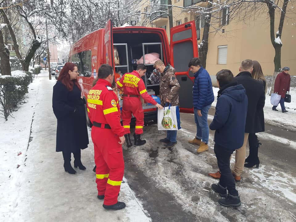 FOTOGALERIE. Pompierii care salvează suflete! Cadouri pentru sute de nevoiași din județ