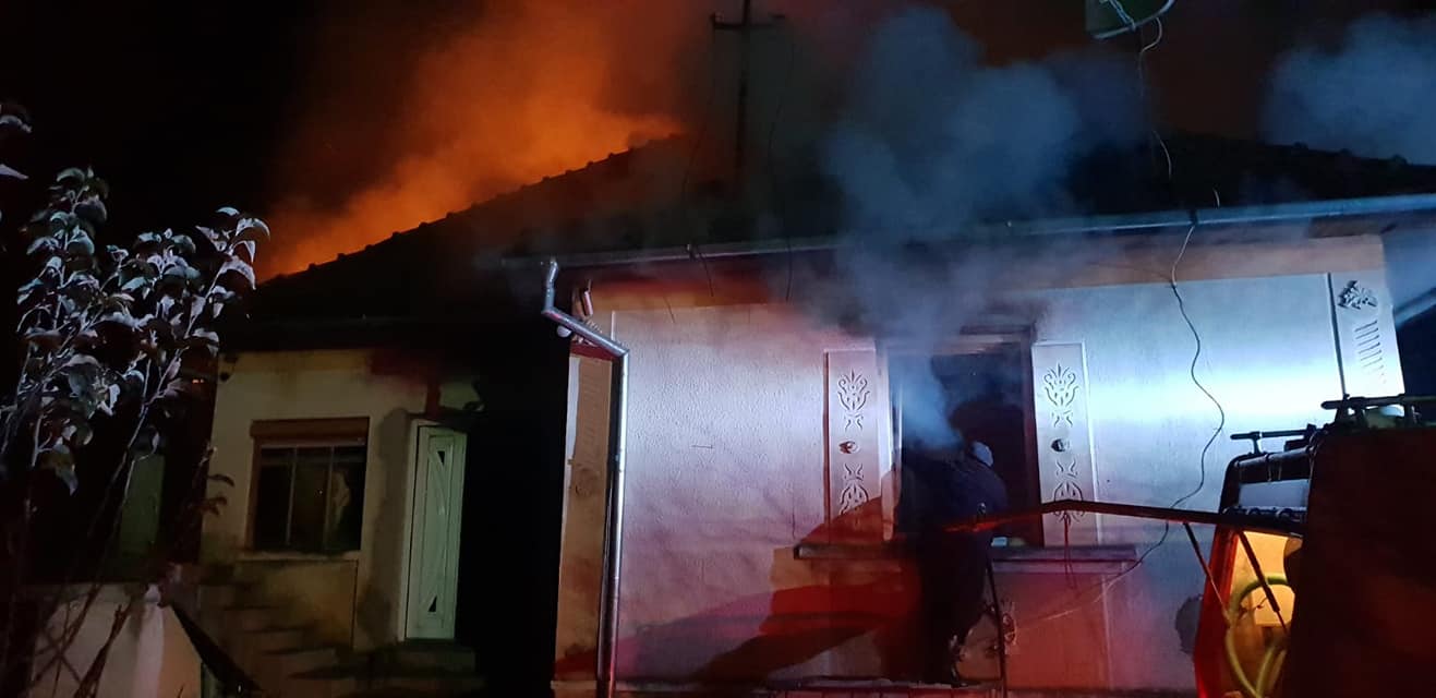 FOTOGALERIE. S-au dus la colindat de Crăciun, iar casa le-a luat foc