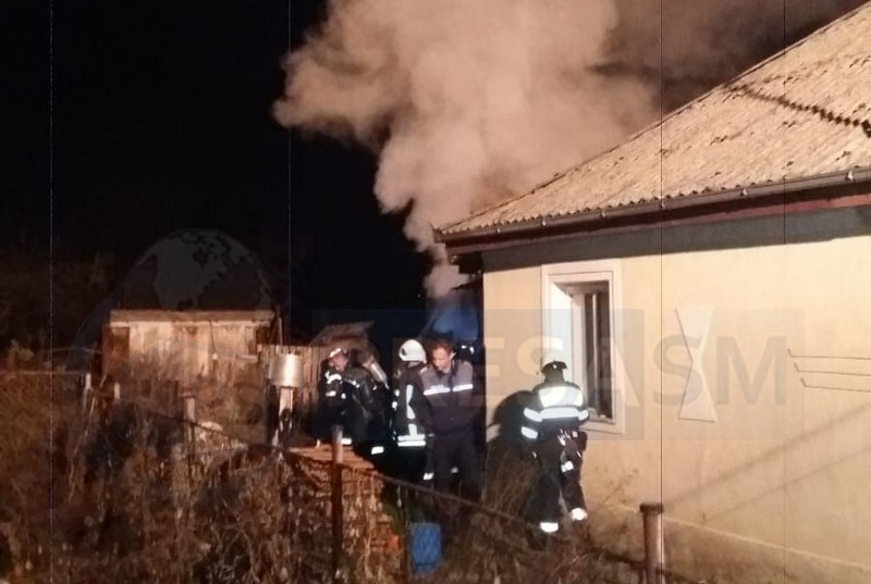 FOTO. Incendiu la o casă din municipiul Satu Mare. Desfășurare de forțe