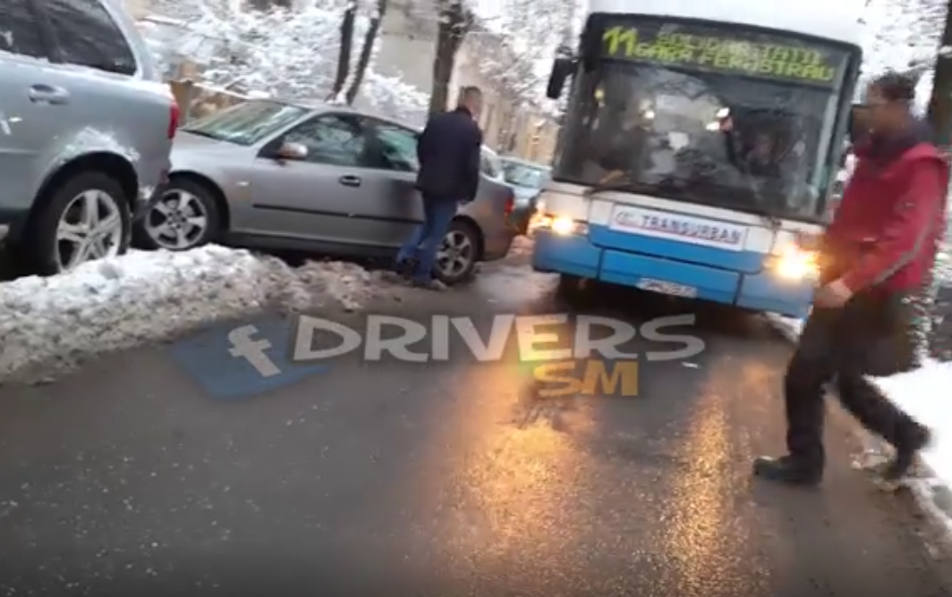 VIDEO. Nervoși că blochează drumul, sătmărenii au MUTAT o mașină în centru