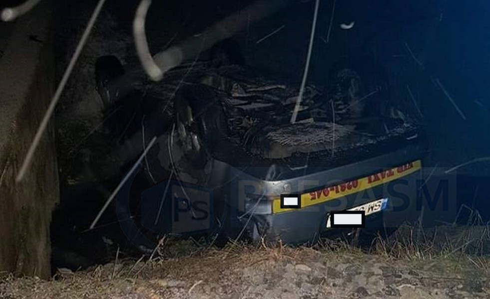 FOTO. Accident ciudat în municipiul Satu Mare. Un taxi s-a răsturnat în șanț
