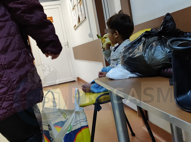 FOTO. O mamă (19 ani) și-a lăsat copilul (2 ani) în spital ca să poată chefui în oraș