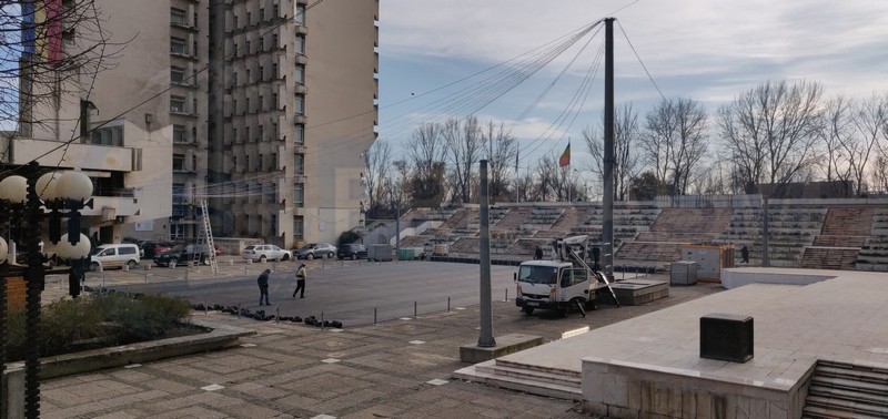 FOTO. Patinoar impresionant în centrul Sătmarului! Cel mai spectaculos de până acum, cu ”acoperiș de luminițe”