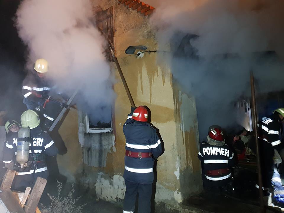 FOTOGALERIE. GHINION. Un sătmărean și-a dat foc la propria casă