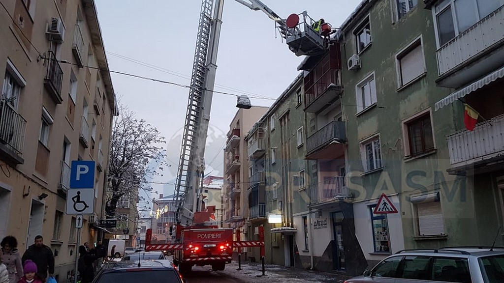 FOTOGALERIE. Stradă închisă în centrul Sătmarului. Pericol iminent, intervin pompierii