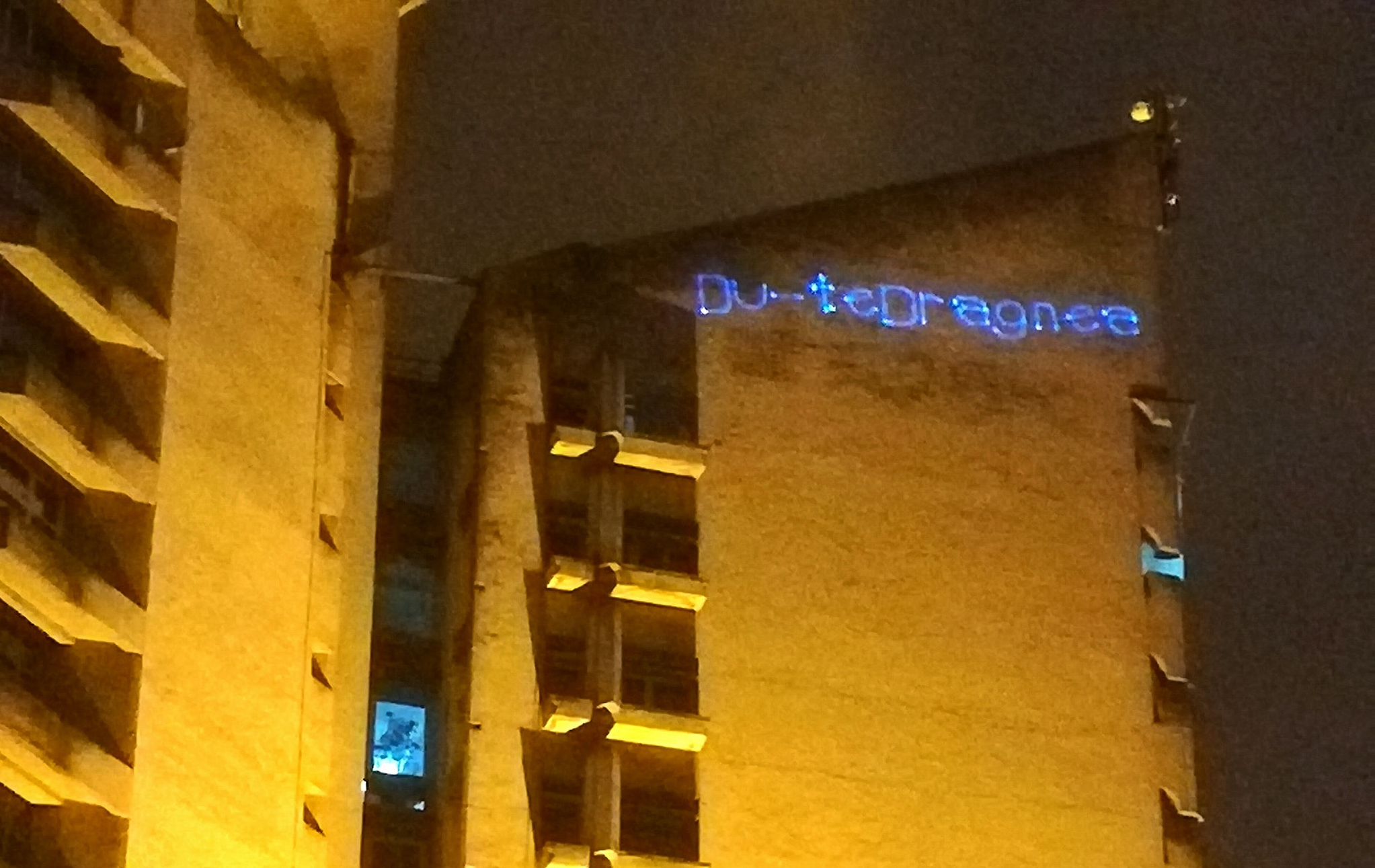 FOTO. PREMIERĂ. Mesaj anti-Dragnea pe Palatul Administrativ din Satu Mare