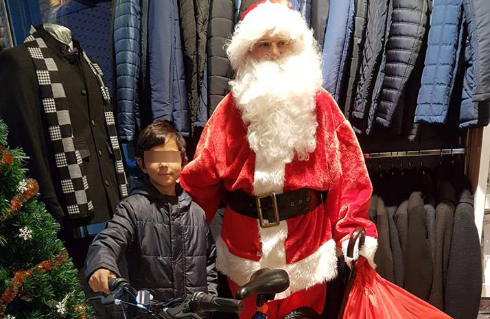 FOTO. Se întâmplă minuni în viața copilului-erou. Cadouri peste cadouri pentru familia sa