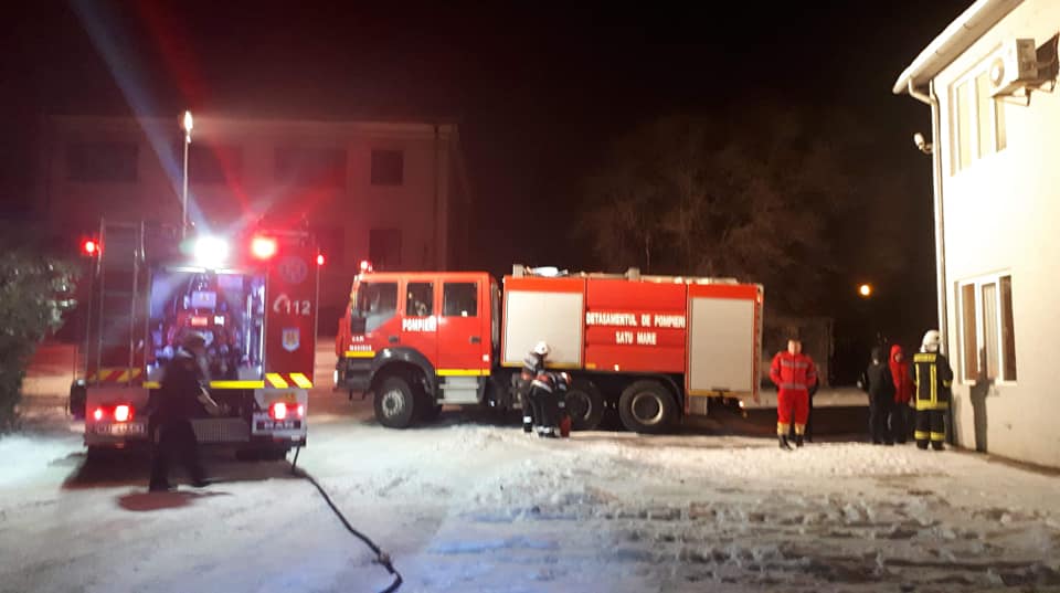 FOTOGALERIE. Incendiu la o fabrică din centrul municipiului Satu Mare. Intervenție masivă