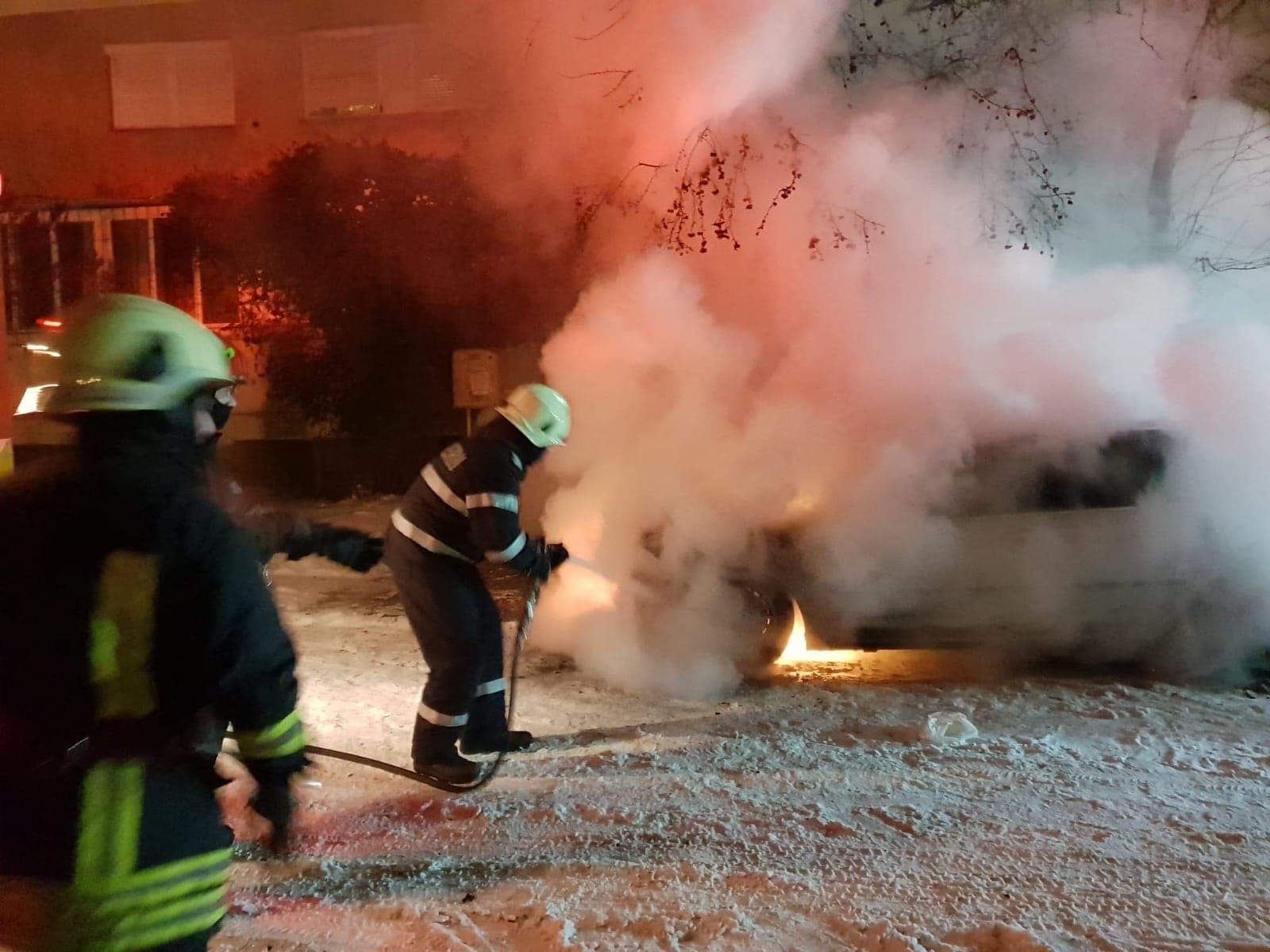 FOTO/VIDEO. Mașină în flăcări în Cartierul Micro 17, din municipiul Satu Mare