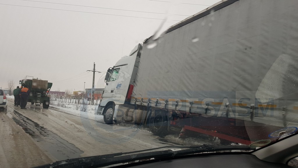 FOTO. TIR derapat la ieșire din municipiul Satu Mare. A ajuns în șanț
