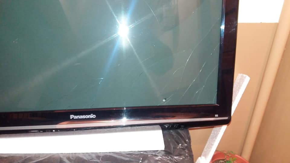 FOTOGALERIE. Asta da! Televizor spart, prin curier rapid pentru niște sătmăreni