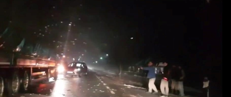 FOTO/VIDEO. Accident în județul Satu Mare. A intrat cu mașina într-un TIR