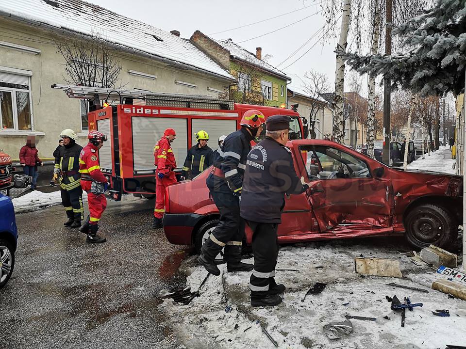 FOTO/VIDEO. Accident dur în Satu Mare. Una dintre mașini, proiectată în gard