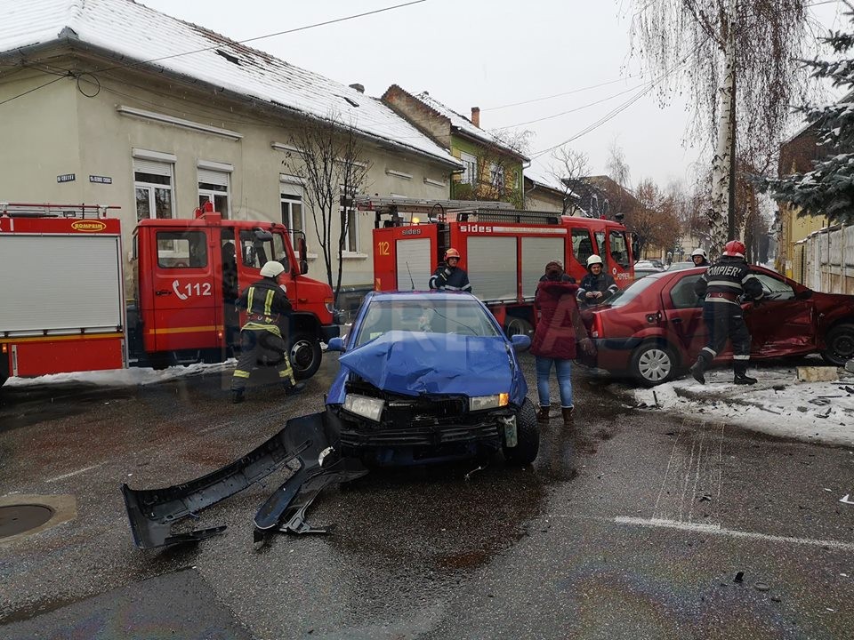 VIDEO LIVE. Accident violent în municipiul Satu Mare. Mașină înfiptă în gard