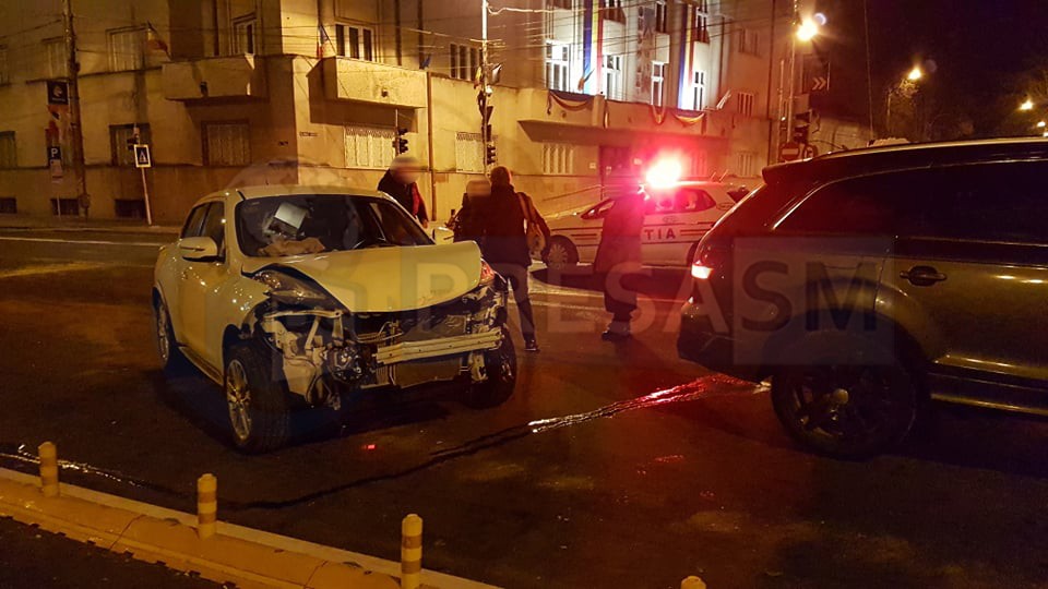 FOTO/VIDEO. Accident în fața Muzeului Județean. Impact între două mașini