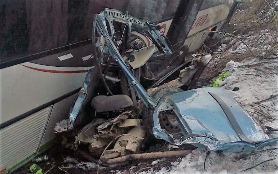 Fotogalerie. Accident mortal. Impact între un autobuz și o mașină